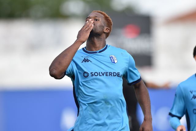 Essende ruma ao Augsburgo e recheia cofres do Vizela