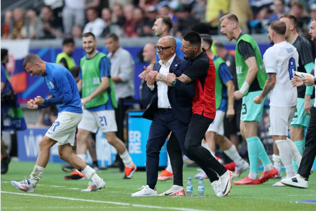 Francesco Calzona elogia os jogadores: «É uma grande vitória»