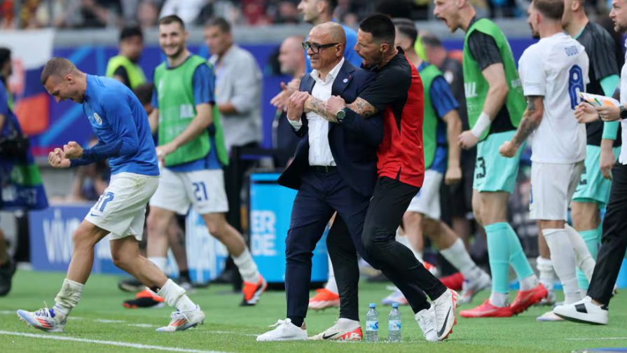 Francesco Calzona elogia os jogadores: «É uma grande vitória»