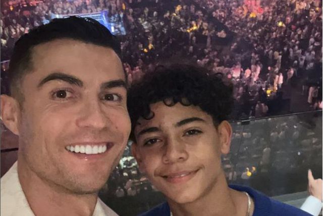 À distância, Ronaldo dá os parabéns ao filho