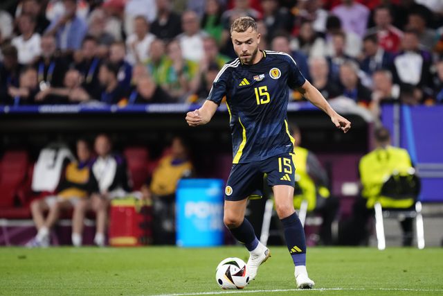 Ryan Porteous (Escócia) suspenso dois jogos