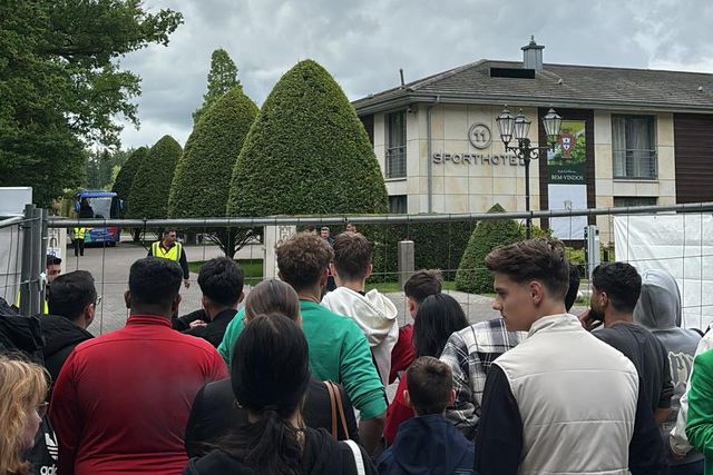 Adeptos concentram-se no hotel para ver partir a Seleção