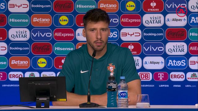 «UEFA quer que mostremos respeito pelo árbitro»