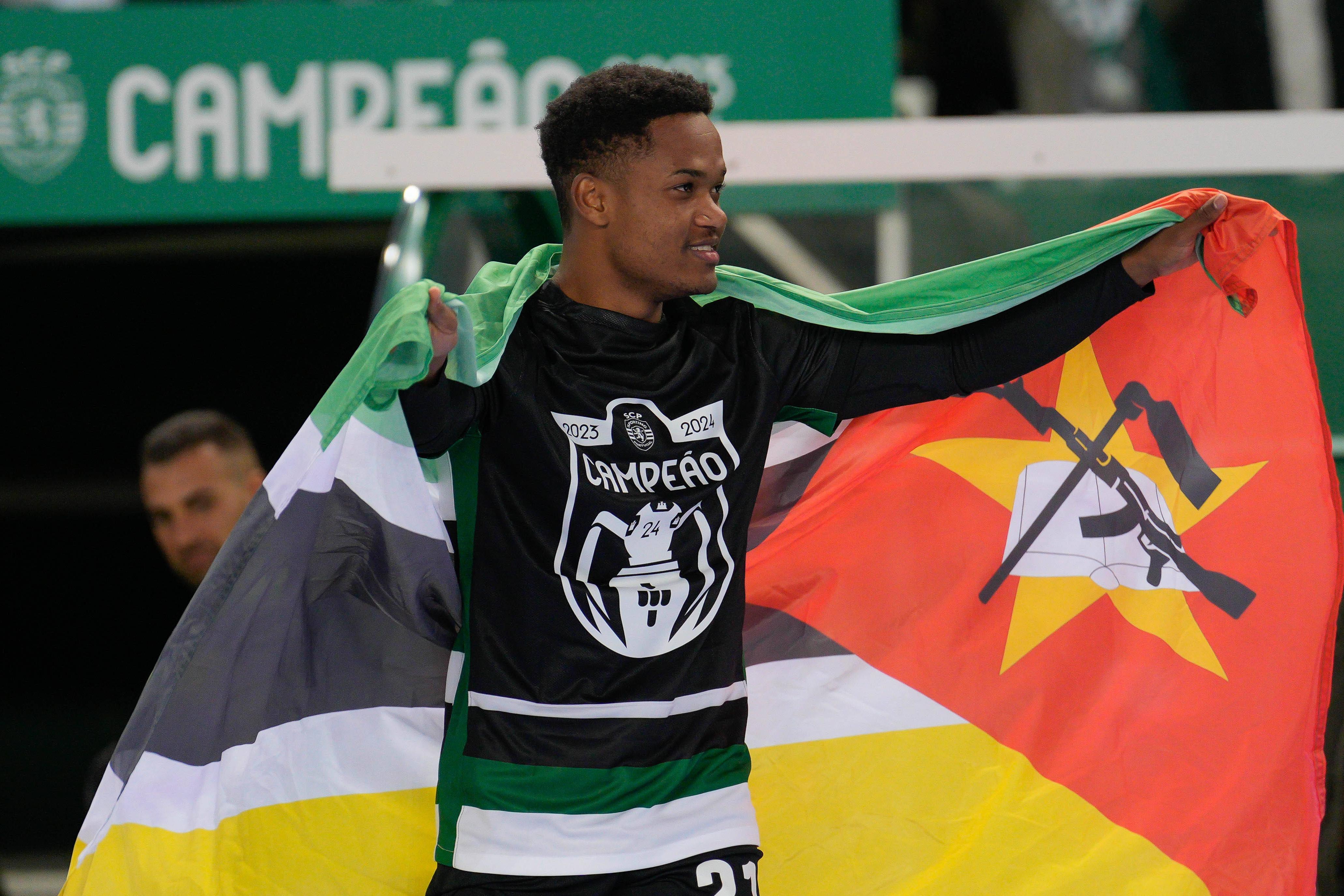 Geny Catamo com a bandeira de Moçambique Foto: IMAGO