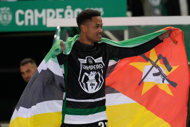 Geny Catamo com a bandeira de Moçambique Foto: IMAGO