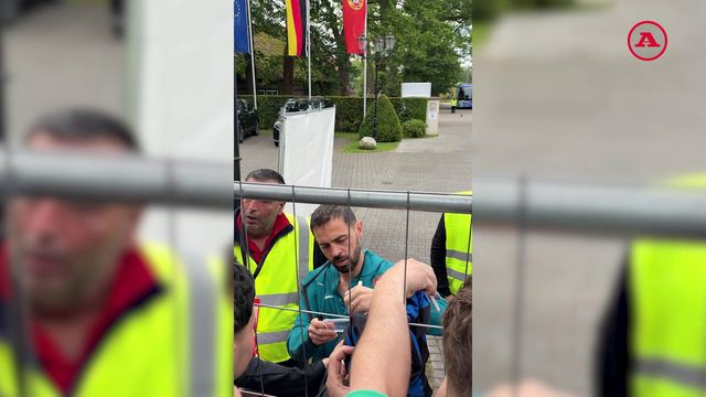 Bernardo Silva distribui autógrafos em dia de partida na Seleção