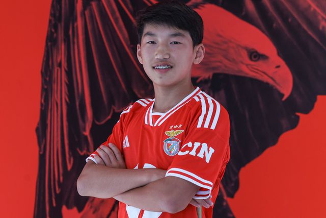 Médio ofensivo de 14 anos assina contrato de formação com Benfica