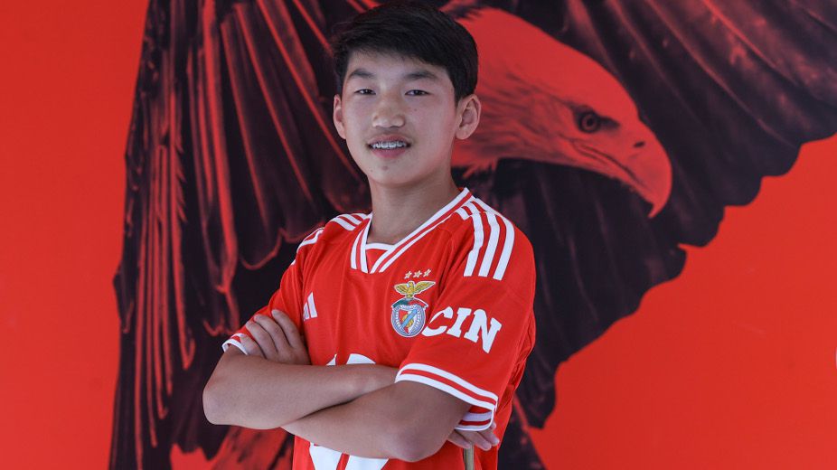 Médio ofensivo de 14 anos assina contrato de formação com Benfica