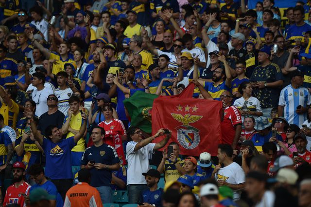 Adeptos do Benfica e do Boca Juniors misturados