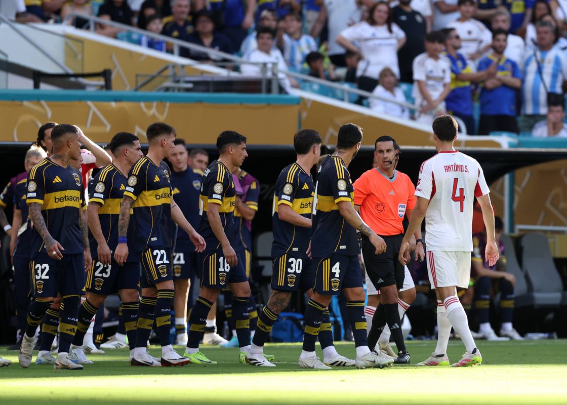Vídeo: expulsão abençoada? O cartão no Boca-Benfica que dá que falar