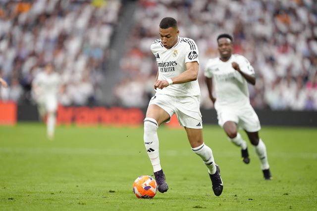 Mbappé, avançado do Real Madrid que conquistou a Bota de Ouro, conduz mais um ataque dos 'merengues'