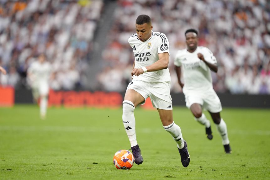 Mbappé, avançado do Real Madrid que conquistou a Bota de Ouro, conduz mais um ataque dos 'merengues'