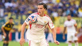«Errático» e «travado» por Advíncula: espanhóis analisam jogo de Carreras