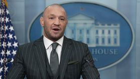 Novo escândalo para McGregor: dá soco a homem em discoteca!