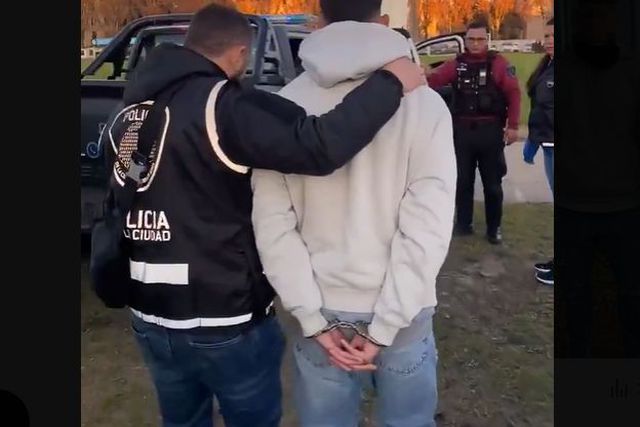 Foi ver um jogo da sua equipa e acabou detido... mas jogava há meses apesar de mandado de prisão