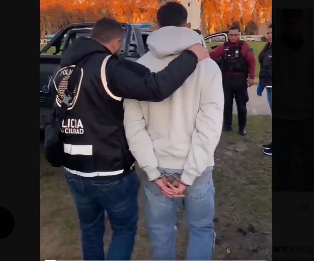 Foi ver um jogo da sua equipa e acabou detido... mas jogava há meses apesar de mandado de prisão