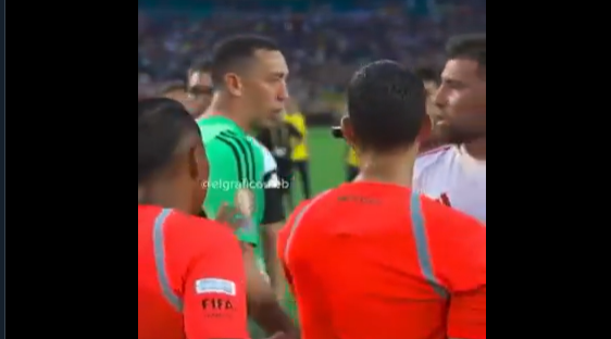 Otamendi discute com ex-FC Porto: «Agora no Boca falas demasiado, ‘bobo'!»