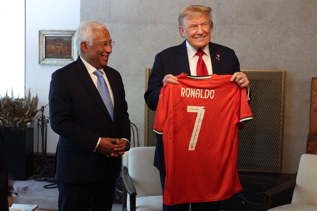 António Costa entregou a Donald Trump uma camisola autografada por Cristiano Ronaldo