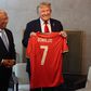 António Costa entregou a Donald Trump uma camisola autografada por Cristiano Ronaldo