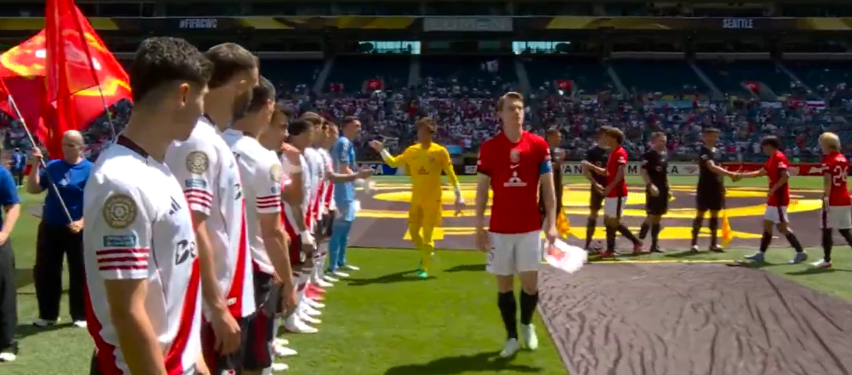 Capitão do Urawa Red Diamonds ignora adversários do River Plate (vídeo)