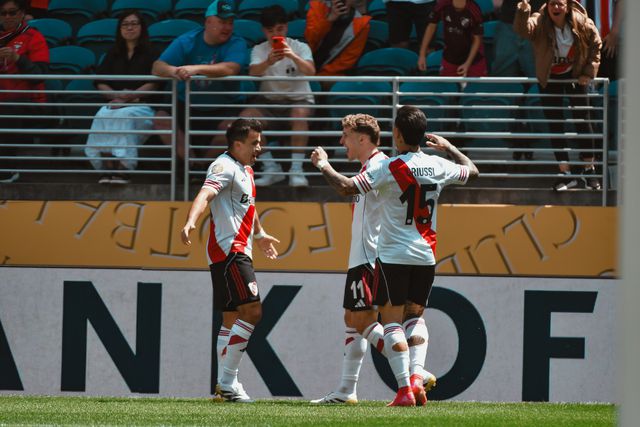 Marcus Acuña a celebrar o golo de Colidio pelo River Plate