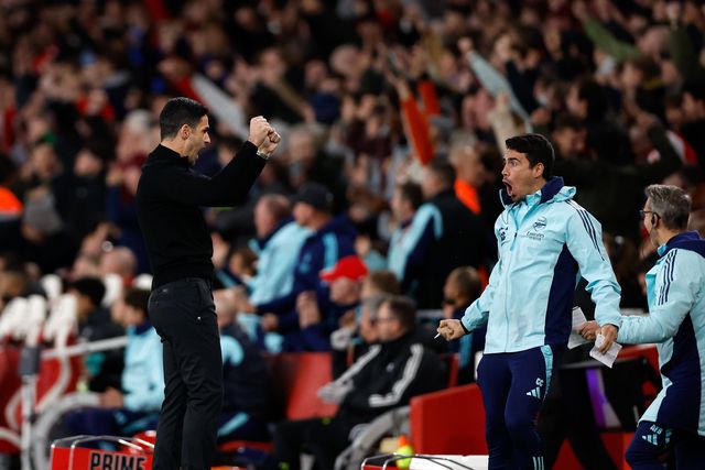 Carlos Cuesta a celebrar com Mikel Arteta