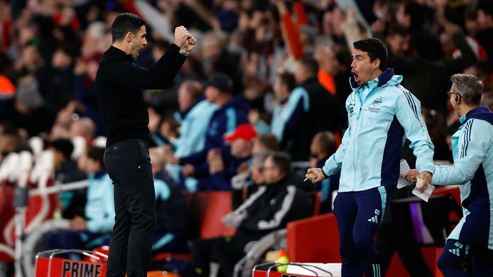 Carlos Cuesta a celebrar com Mikel Arteta
