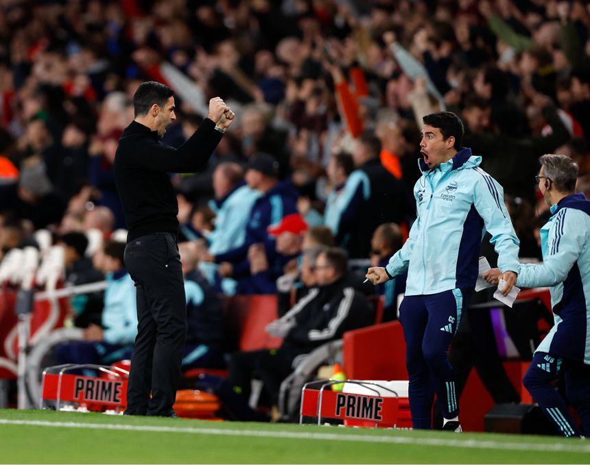 Carlos Cuesta a celebrar com Mikel Arteta