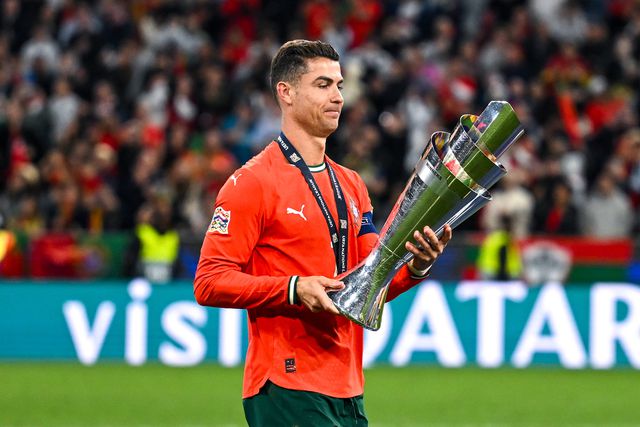Cristiano Ronaldo segura com ambas as mãos o troféu correspondente à vitória de Portugal na Liga das Nações de 2025