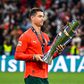 Cristiano Ronaldo segura com ambas as mãos o troféu correspondente à vitória de Portugal na Liga das Nações de 2025