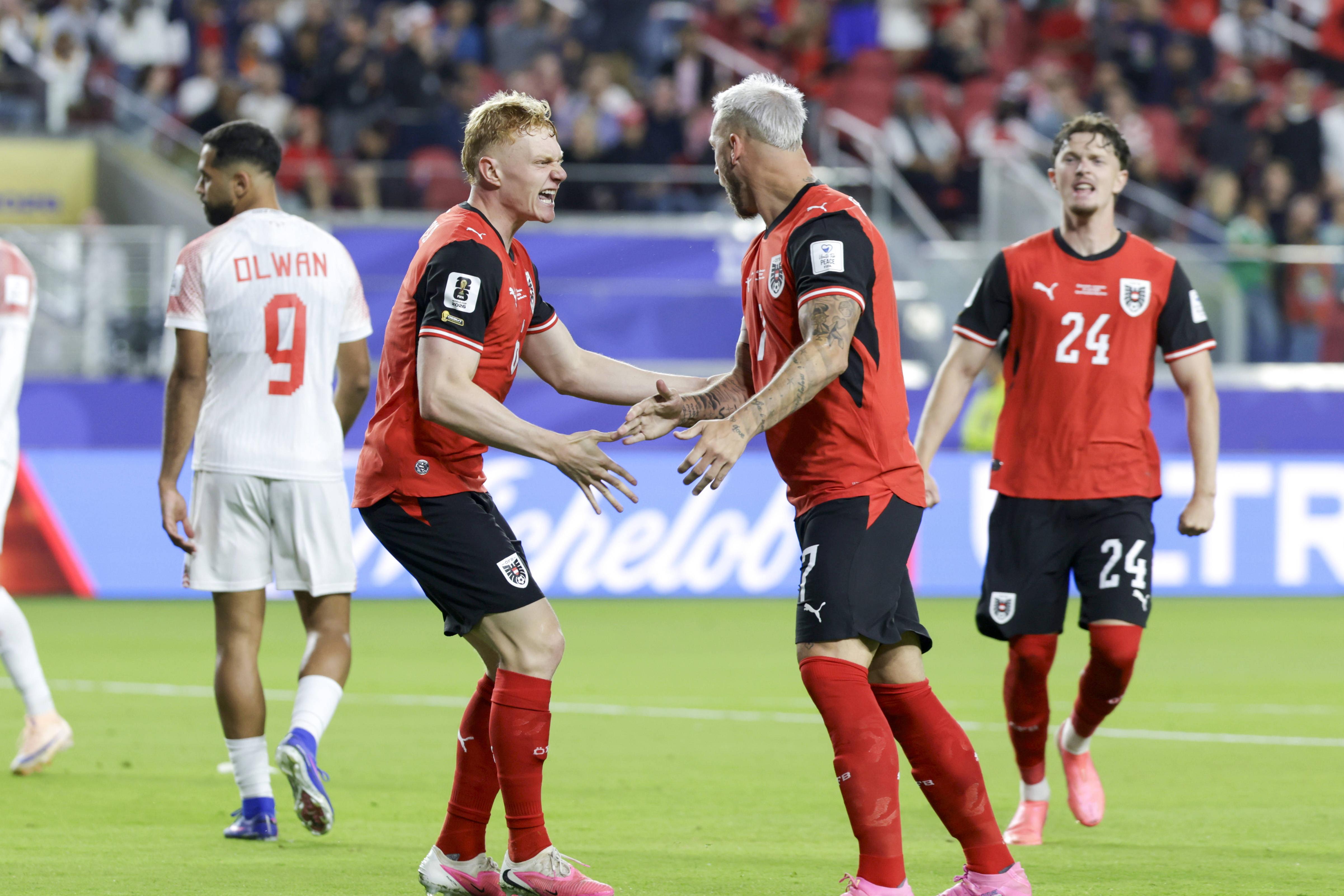 Paul Wanner e Marko Arnautovic festejam frente à Jordânia
