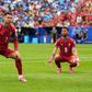 O instante em que Ronaldo desperdiça chance, perante o desespero de Bruno Fernandes - Foto: IMAGO