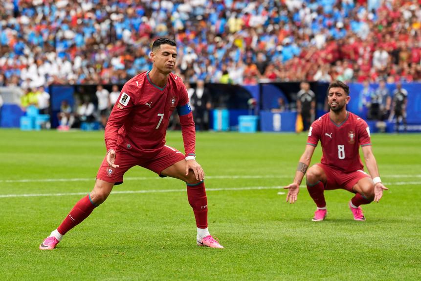 O instante em que Ronaldo desperdiça chance, perante o desespero de Bruno Fernandes - Foto: IMAGO