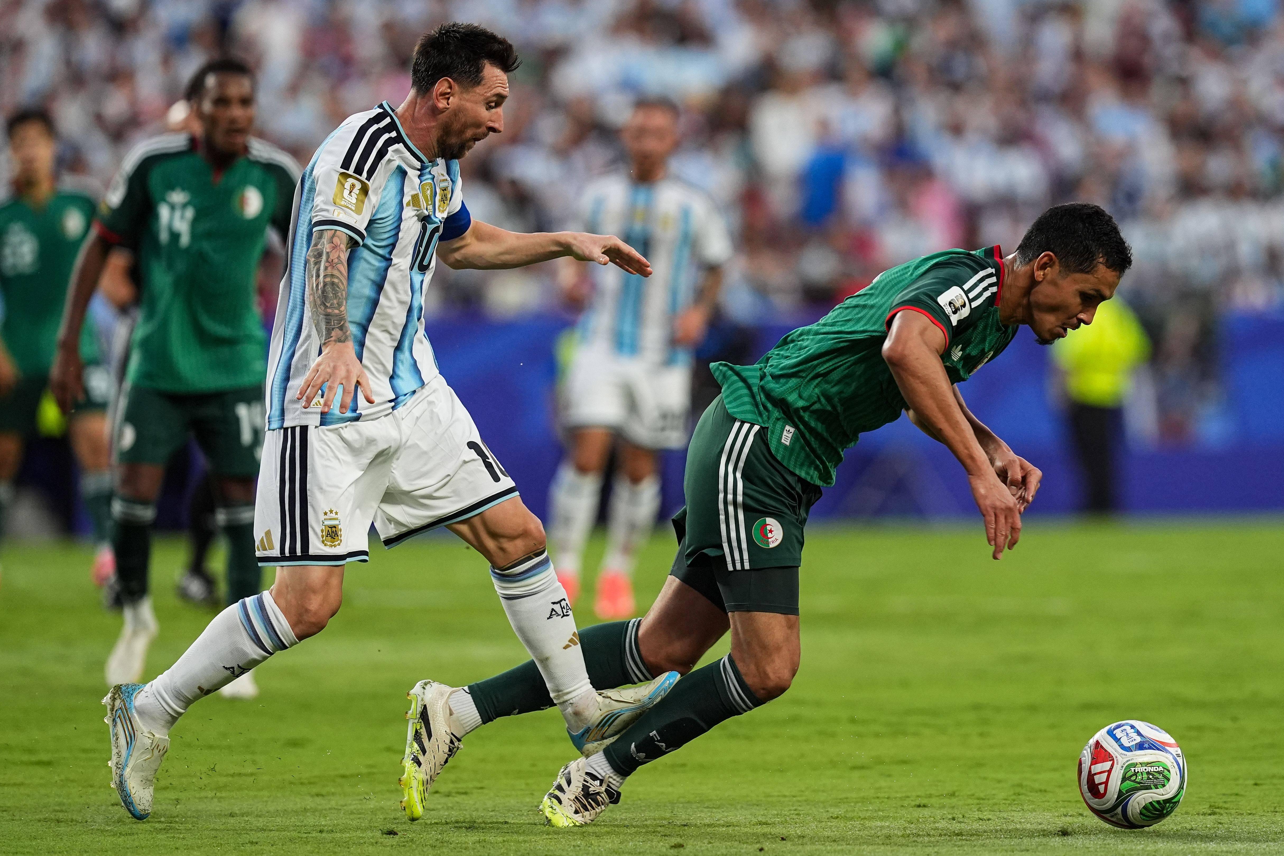 Lionel Messi fez um hat trick à Argélia, mas, antes do bis, podia ter sido expulso