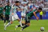 Lionel Messi fez um hat trick à Argélia, mas, antes do bis, podia ter sido expulso