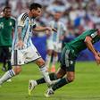 Lionel Messi fez um hat trick à Argélia, mas, antes do bis, podia ter sido expulso