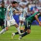 Lionel Messi fez um hat trick à Argélia, mas, antes do bis, podia ter sido expulso
