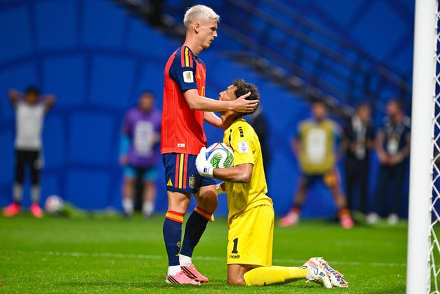 Dani Olmo e Vozinha no Espanha-Cabo Verde. Foto IMAGO