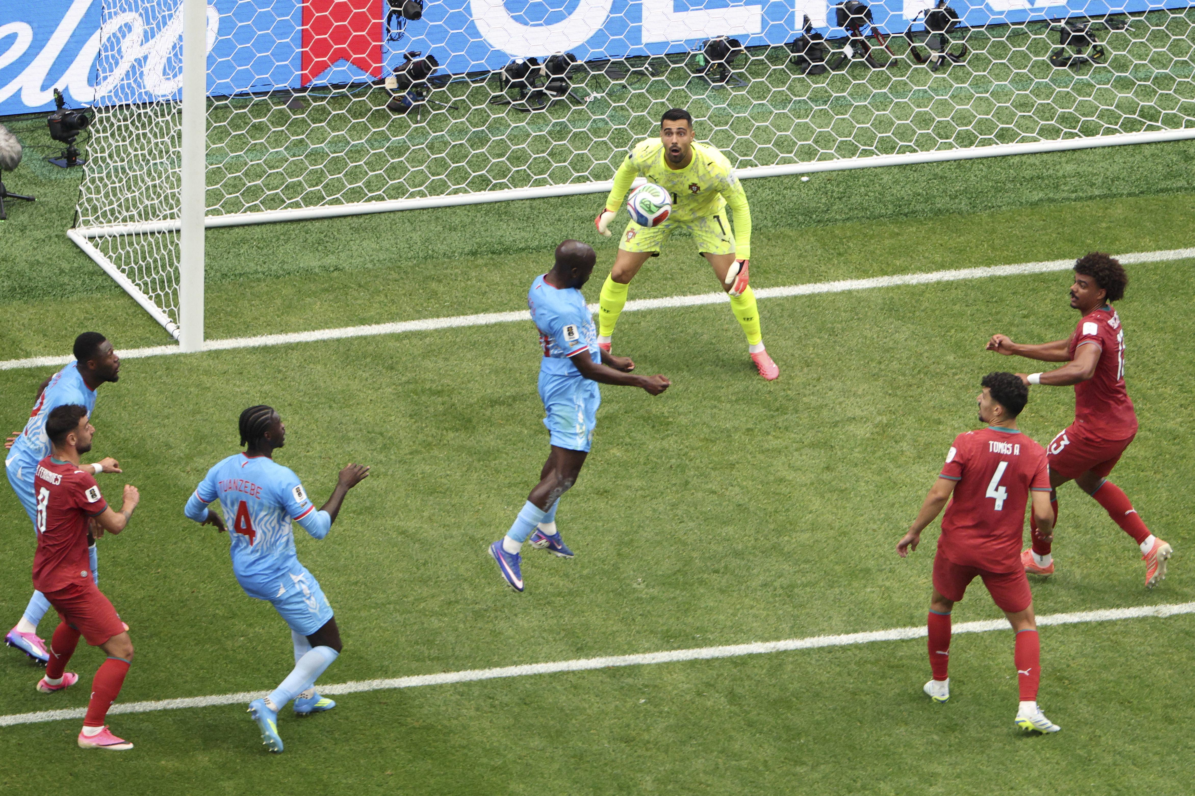 Tomás Araújo vê Wissa marcar o golo do empate da RD Congo frente a Portugal (IMAGO)