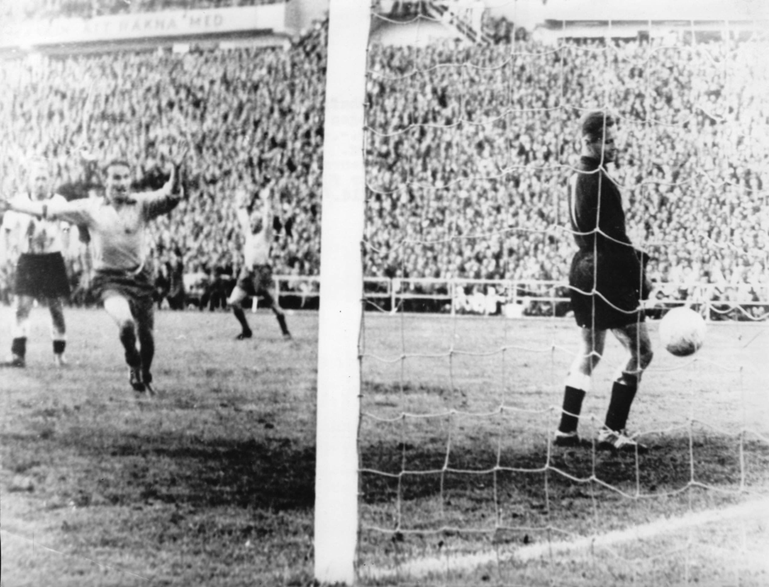 Gunnar Gren, avançado, Suécia, 37 anos, 7 meses e 24 dias. Mundial 1958, Suécia, 3-Alemanha, 1. Foto IMAGO
