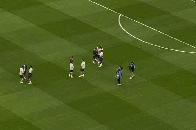 Jogadores de Portugal no relvado do estádio