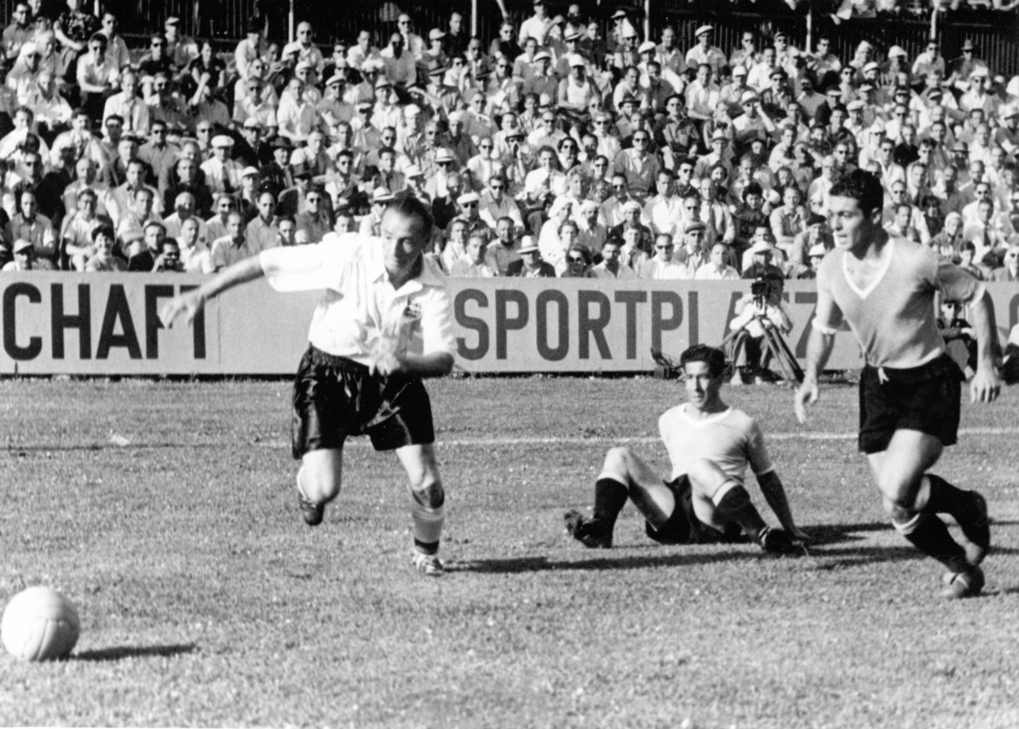 Obdulio Varela (à direita), médio, Uruguai, 36 anos, 9 meses e 6 dias. Mundial 1954, Uruguai, 4-Inglaterra, 2. Foto IMAGO