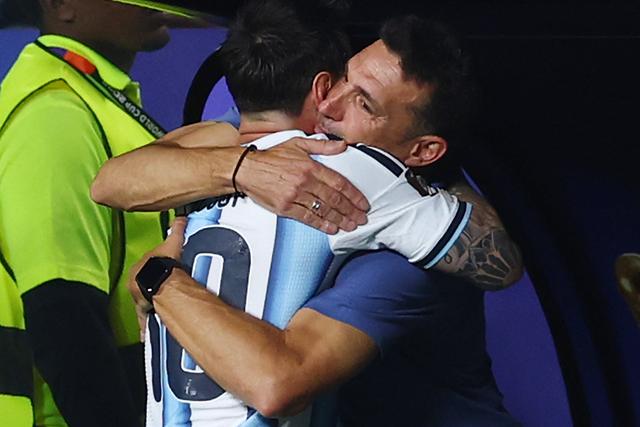 Selecionador argentino tirou Messi... e chorou: «É um privilégio vê-lo»