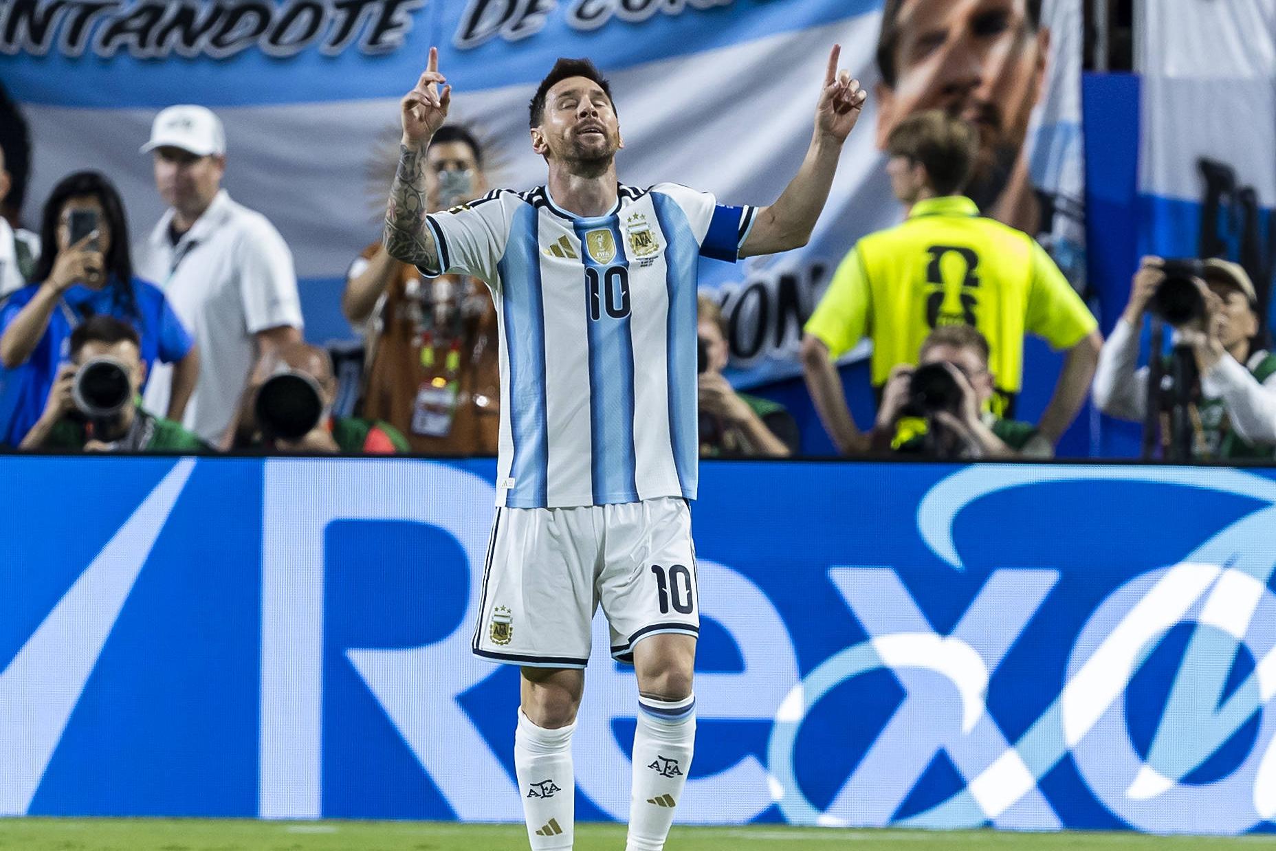 Messi fez hat trick contra a Argélia