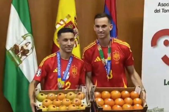 Dois campeões europeus receberam o seu peso em tomate no regresso a casa