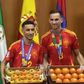 Dois campeões europeus receberam o seu peso em tomate no regresso a casa