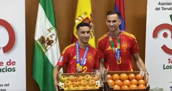 Dois campeões europeus receberam o seu peso em tomate no regresso a casa