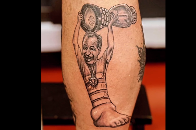 Inacreditável: o tornozelo inchado de Messi virou tatuagem