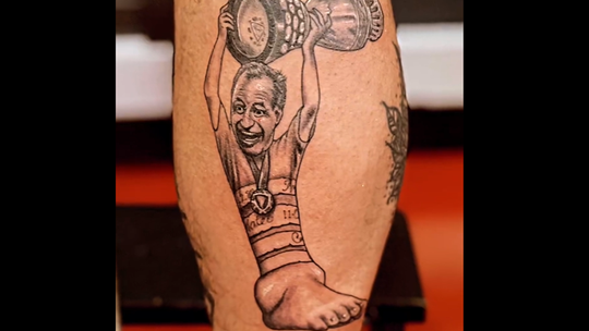 Inacreditável: o tornozelo inchado de Messi virou tatuagem