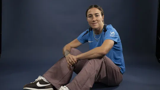 Oficial: Lucy Bronze reforça defesa do Chelsea